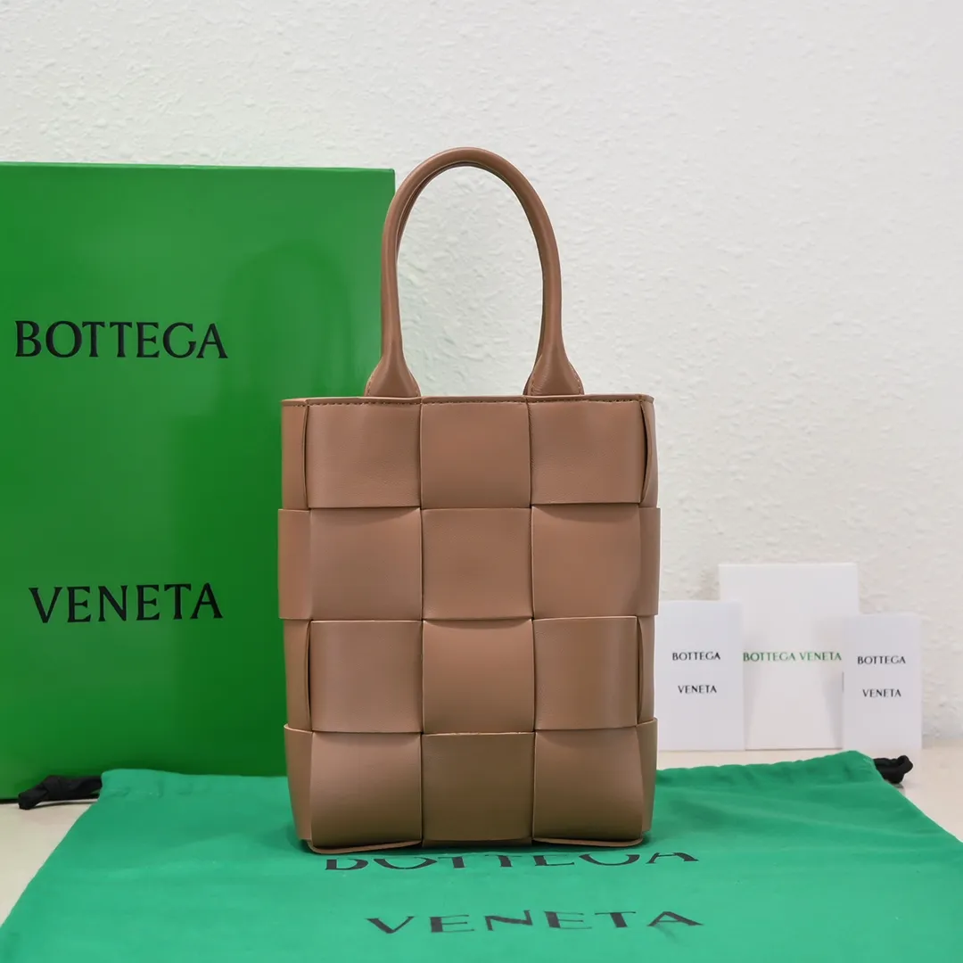 Batch 1460 New 🔻 Mini Intreccio woven leather tote bag with removable shoulder strap • One internal zip pocket • Magnetic closure • Lining: Composite sheepskin • Accessories: Gold finish • Height: 22 cm • Width: 16.5 cm • Depth: 5.5 cm • Handle height: 11.5 cm • Strap height: 50 cm Model number: 6688-3#